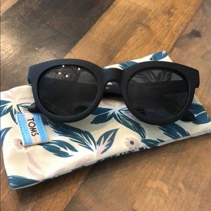 Toms Sunnies!! Used once